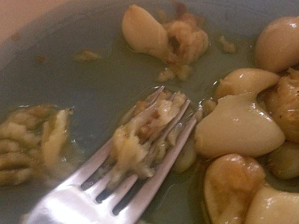 Mash roasted garlic 1